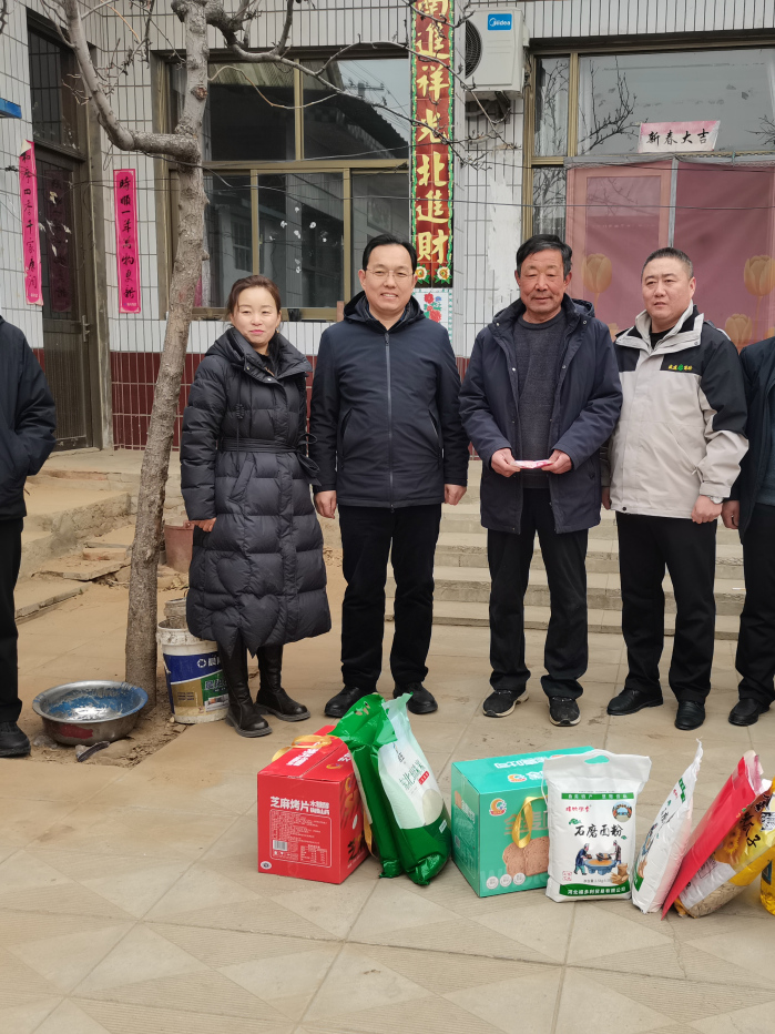 燕赵农村报曲周报友俱乐部联合曲周县委网信办走基层慰问老党员