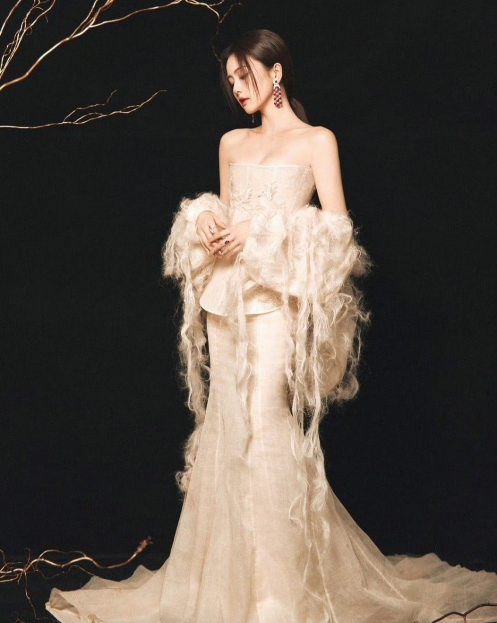 白鹿一袭抹胸长裙,肌肤白皙,香肩线条迷人,气质高贵优雅!