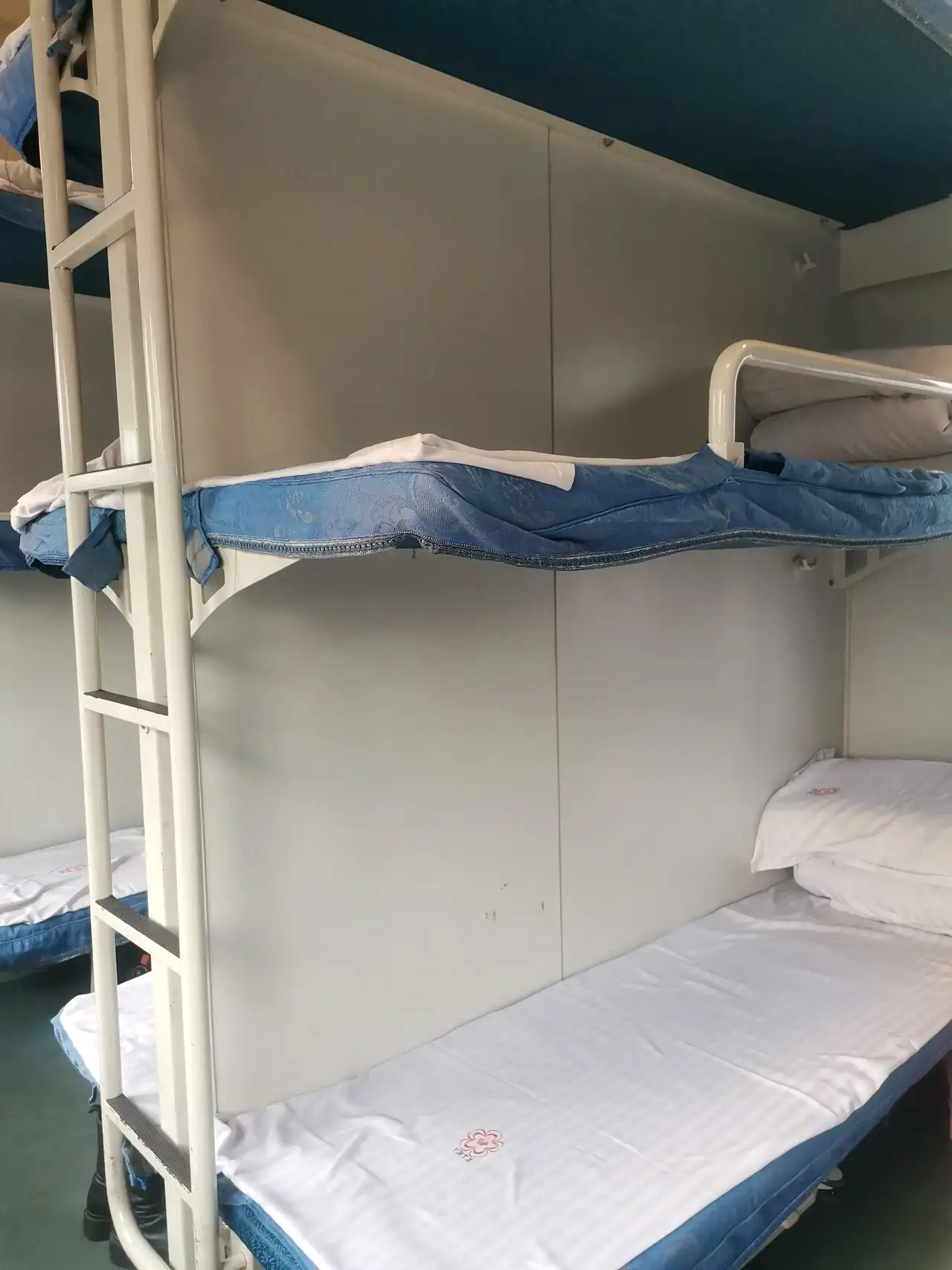 一上火车,就广播列车还有少量卧铺,有需要的旅客可以到六号车厢补票.