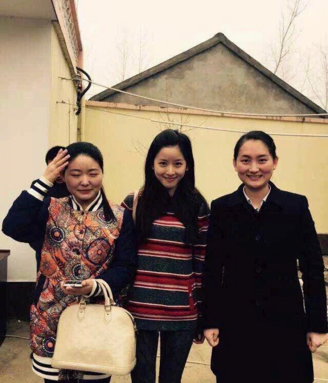 下面让我们一起来看看明星们回农村老家时的样子