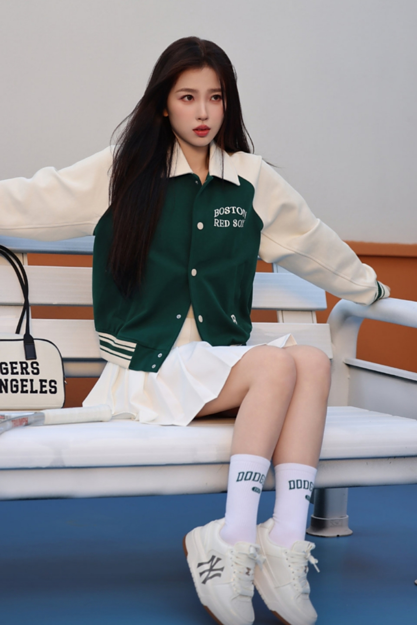 虞书欣棒球服搭配白色短裙好迷人,笑容甜美,青春靓丽!