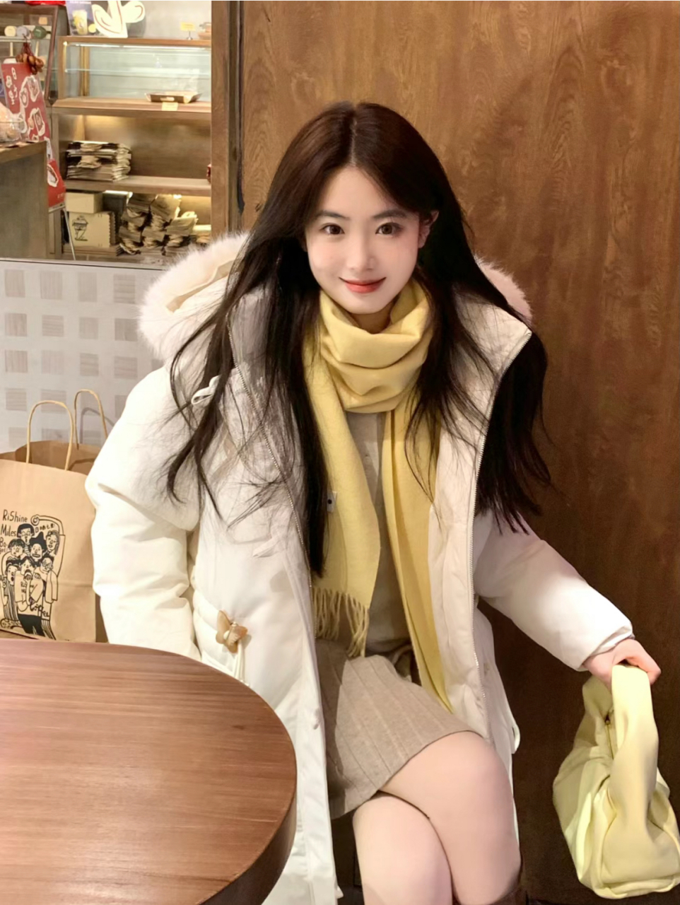 新春寻龙记# 米白色羽绒服搭配黄色围巾,保暖舒适的完美穿搭,这样