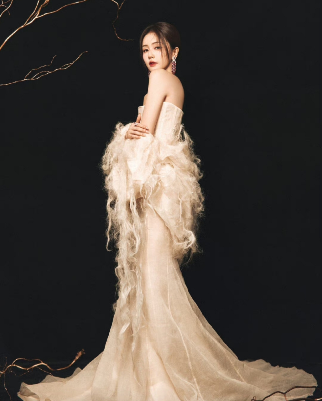 白鹿一袭抹胸长裙,肌肤白皙,香肩线条迷人,气质高贵优雅!