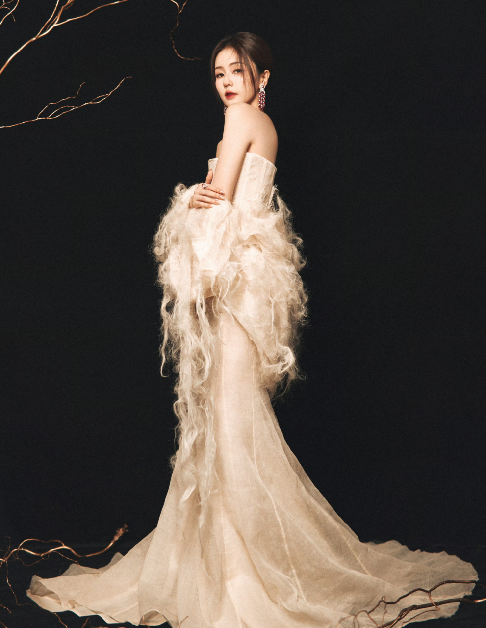 白鹿高定抹胸薄纱礼服,飘逸灵动,妆容温婉优雅,真的好美好惊艳!