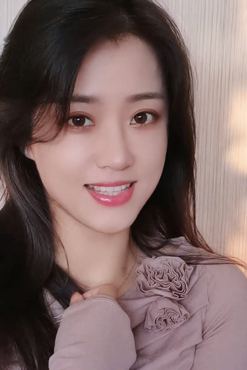 今天我们来聊一聊一位特殊的网红,她就是网红美女——三妮阿姨.