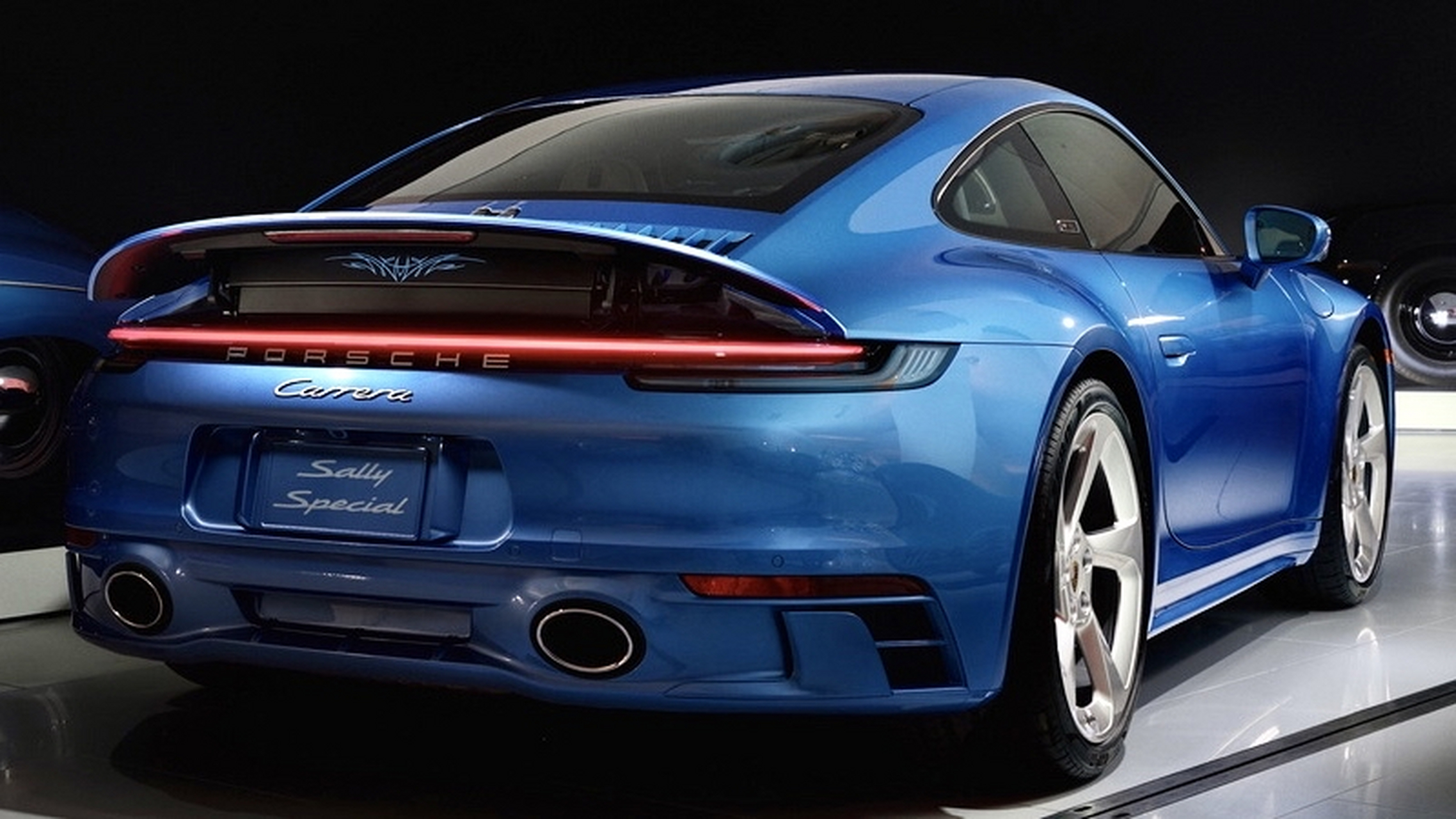 这是哪一代的保时捷911车型,前脸和尾翼都呆萌呆萌的,好像汽车总动员