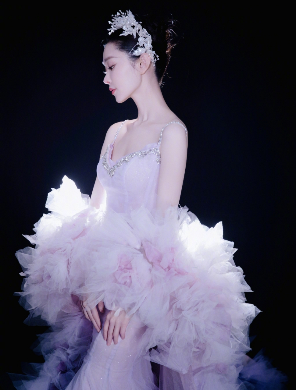 33岁宋轶一袭吊带纱裙美出天际,温婉大气,灵气逼人.