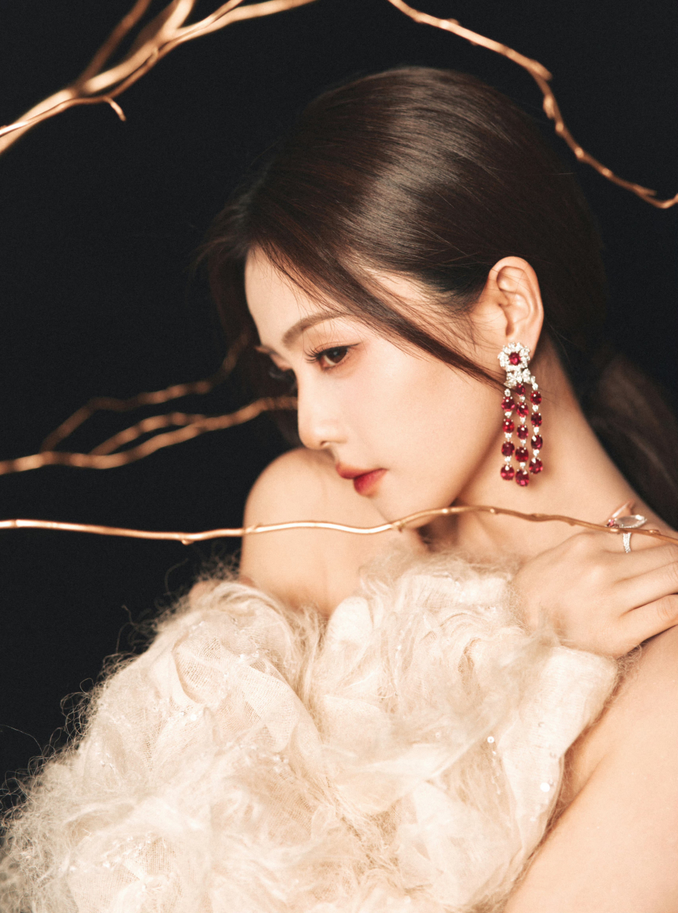 白鹿高定抹胸薄纱礼服,飘逸灵动,妆容温婉优雅,真的好美好惊艳!