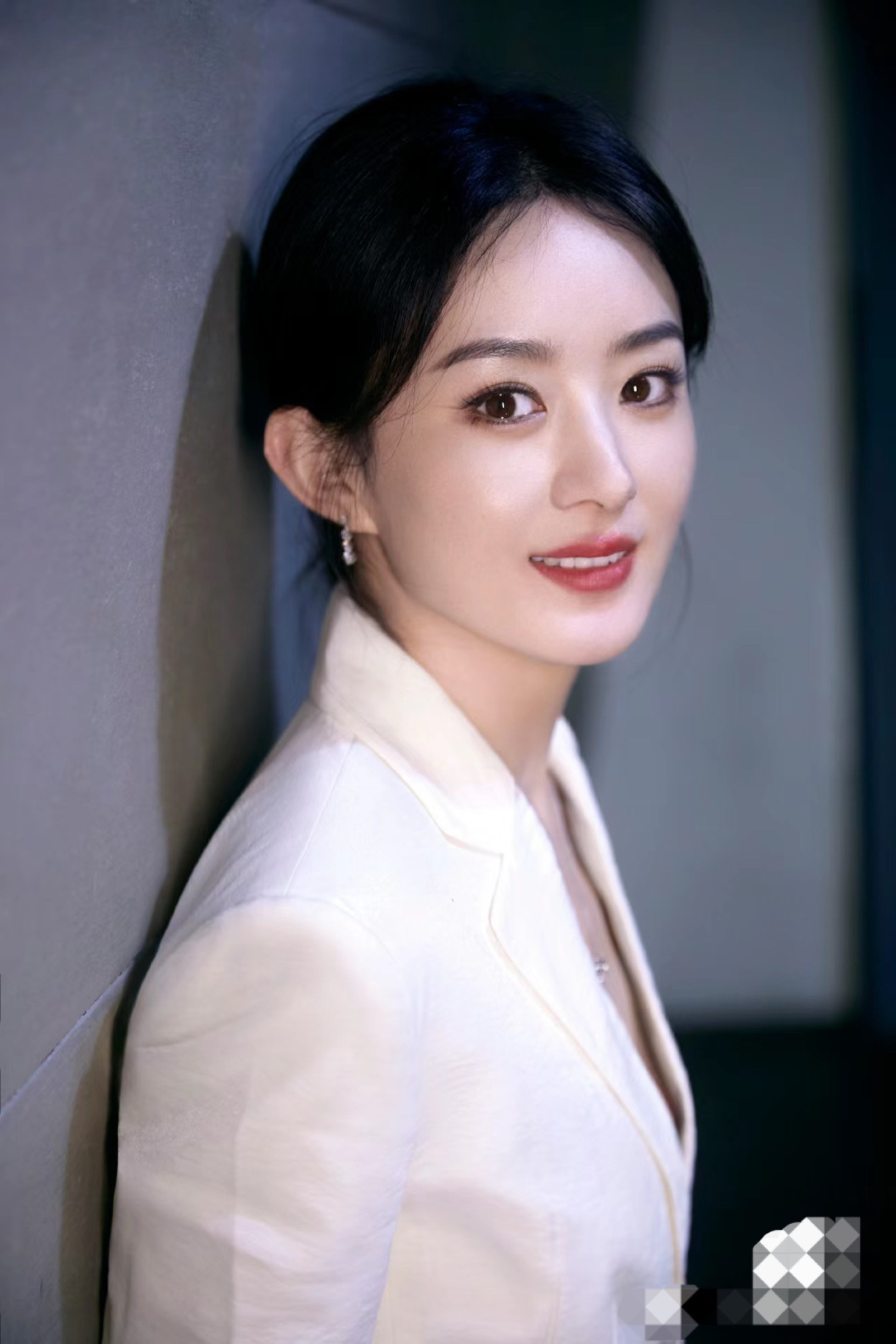 赵丽颖身穿一身白色西装,好漂亮 赵丽颖和张艺谋合作了《第二十条》