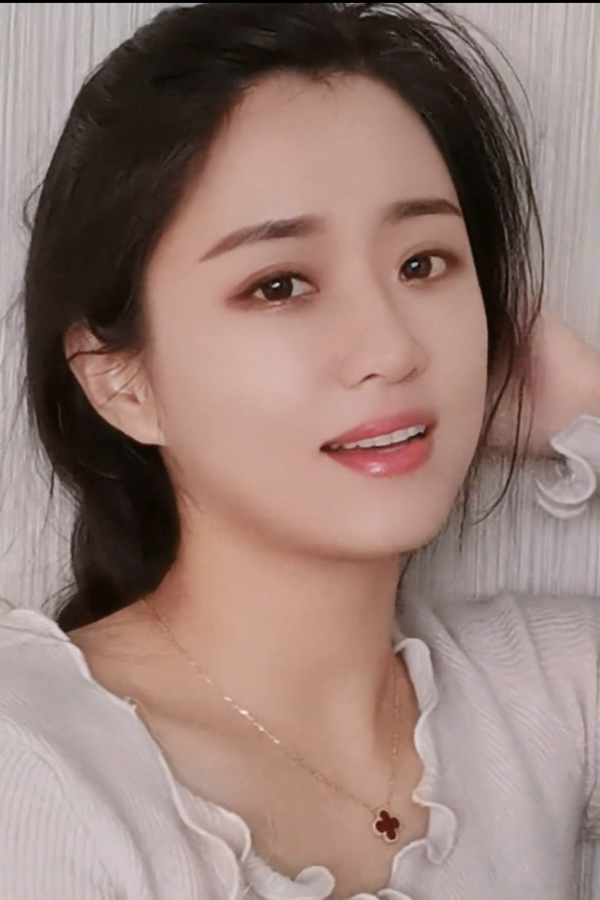 今天我们来聊一聊一位特殊的网红,她就是网红美女——三妮阿姨.