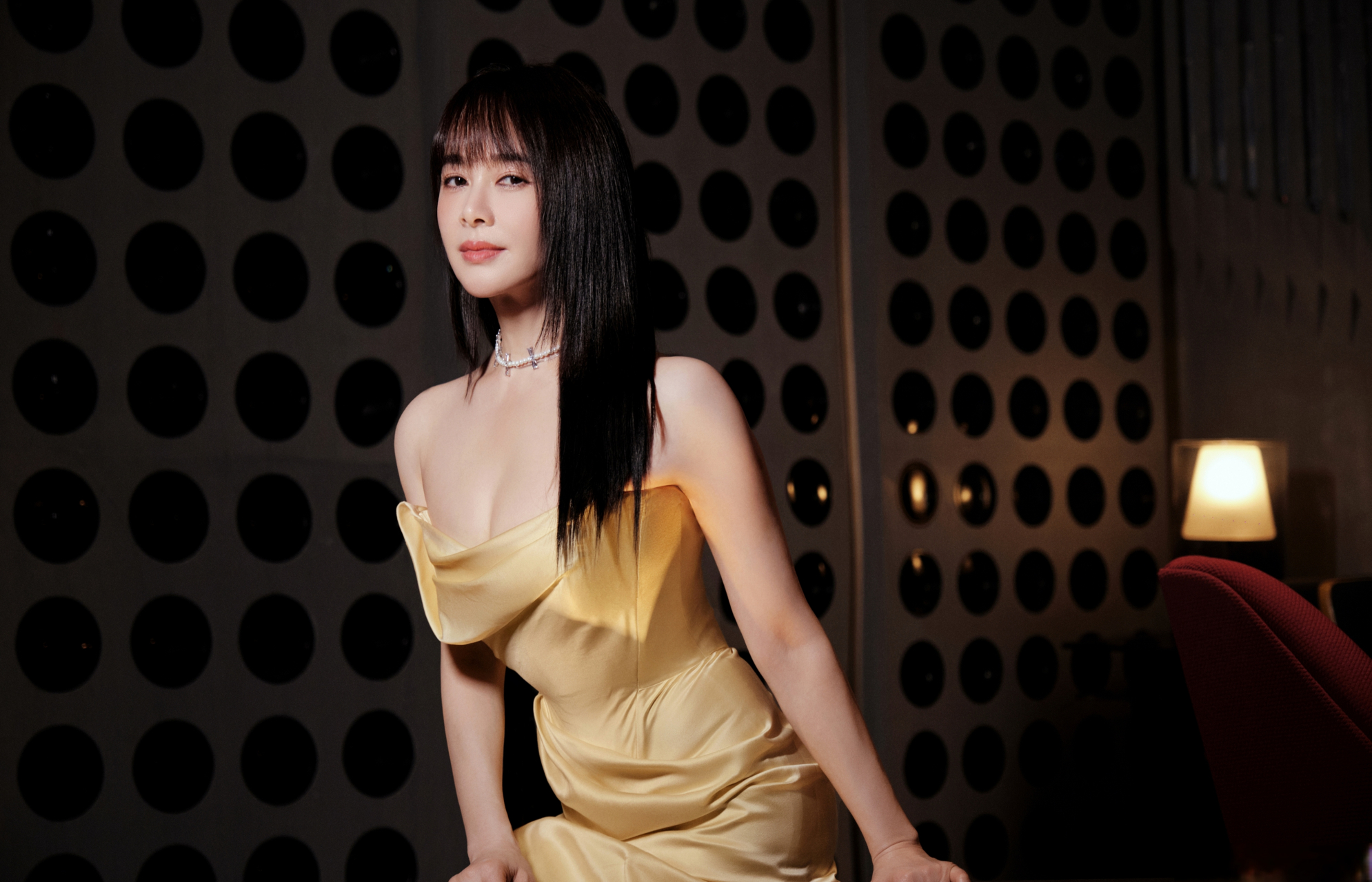 左小青还是那么漂亮,一袭浅黄色长裙,精致性感,明艳动人!