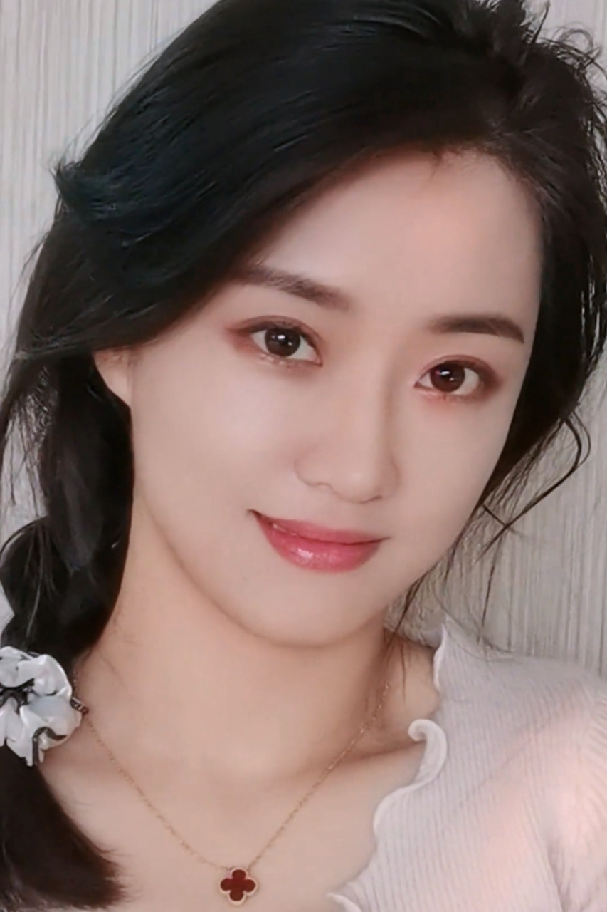 今天我们来聊一聊一位特殊的网红,她就是网红美女——三妮阿姨.
