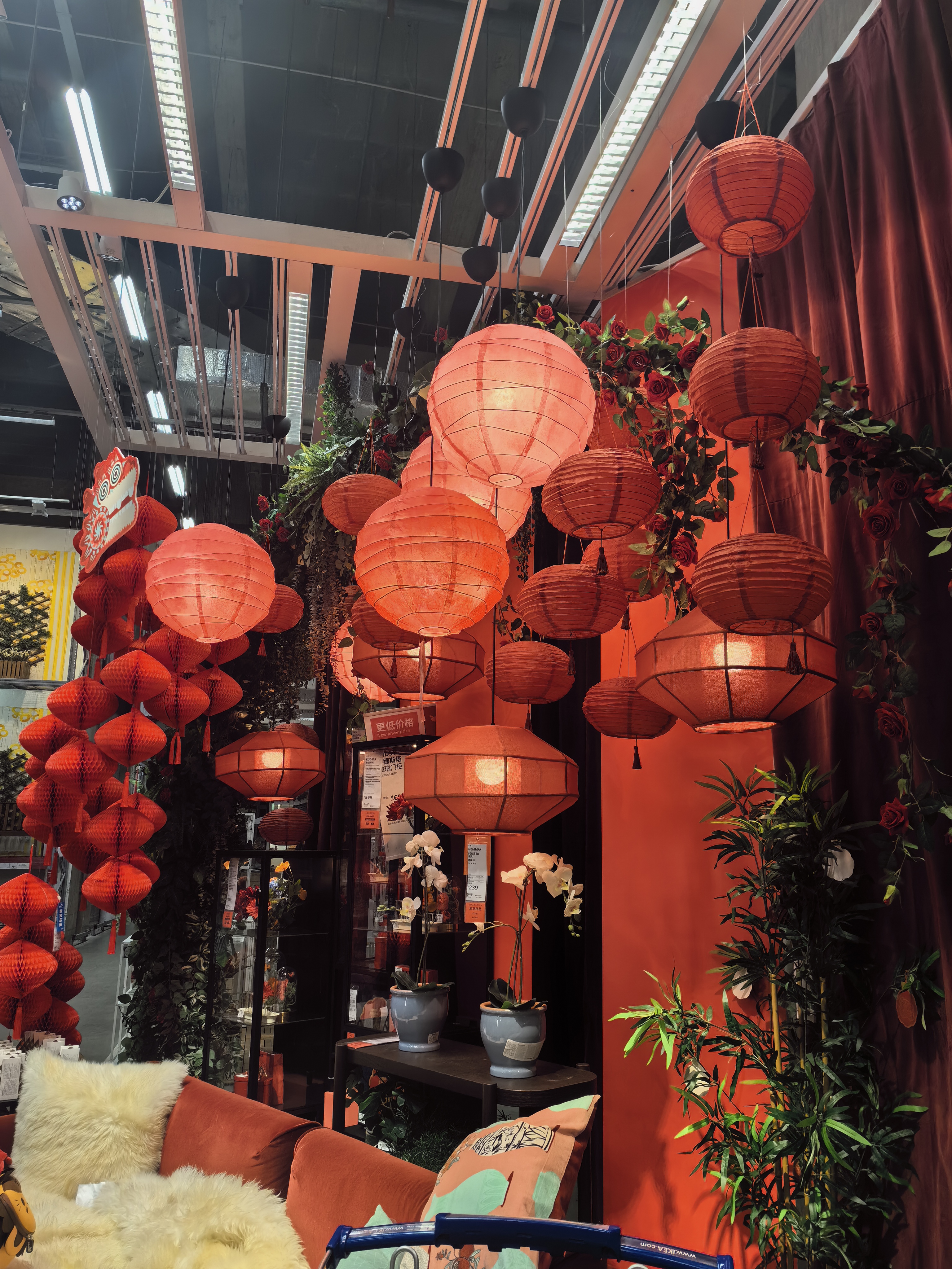 龙的年历,龙门,龙吉祥物等等,等待着顾客的挑选.