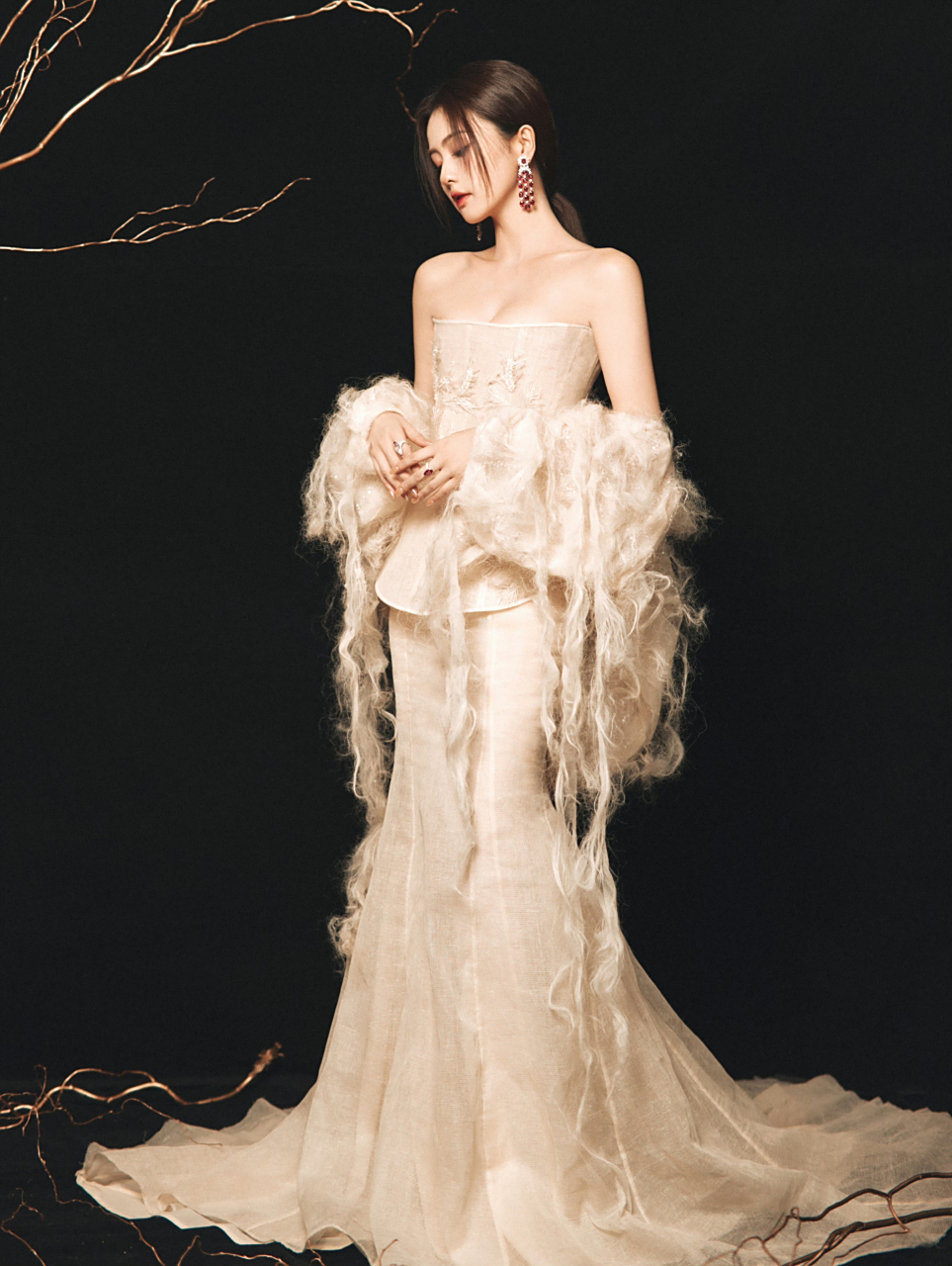 白鹿高定抹胸薄纱礼服,飘逸灵动,妆容温婉优雅,真的好美好惊艳!