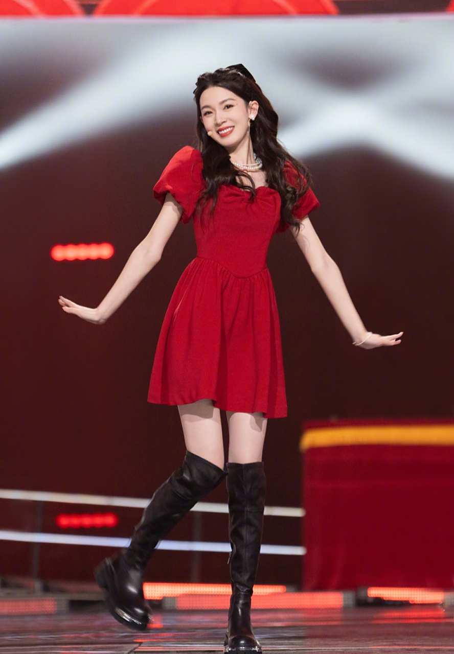 陈瑶一袭红色连衣短裙,造型甜美,黑色长靴搭配红色短裙,身材优美,尽显