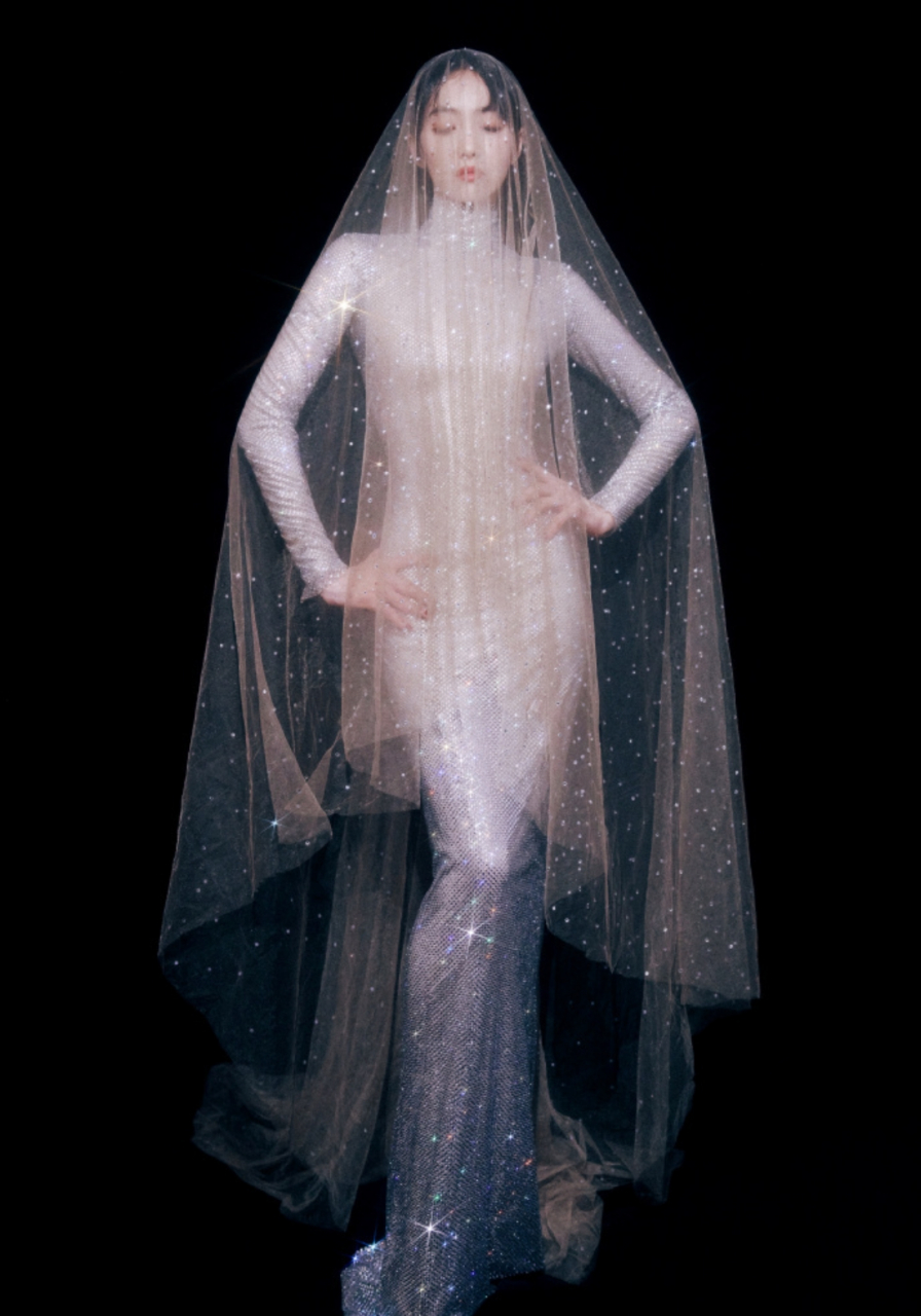 宋茜穿婚纱参加2024网络视听盛典!不得不说,这钻石头纱真是美绝了!