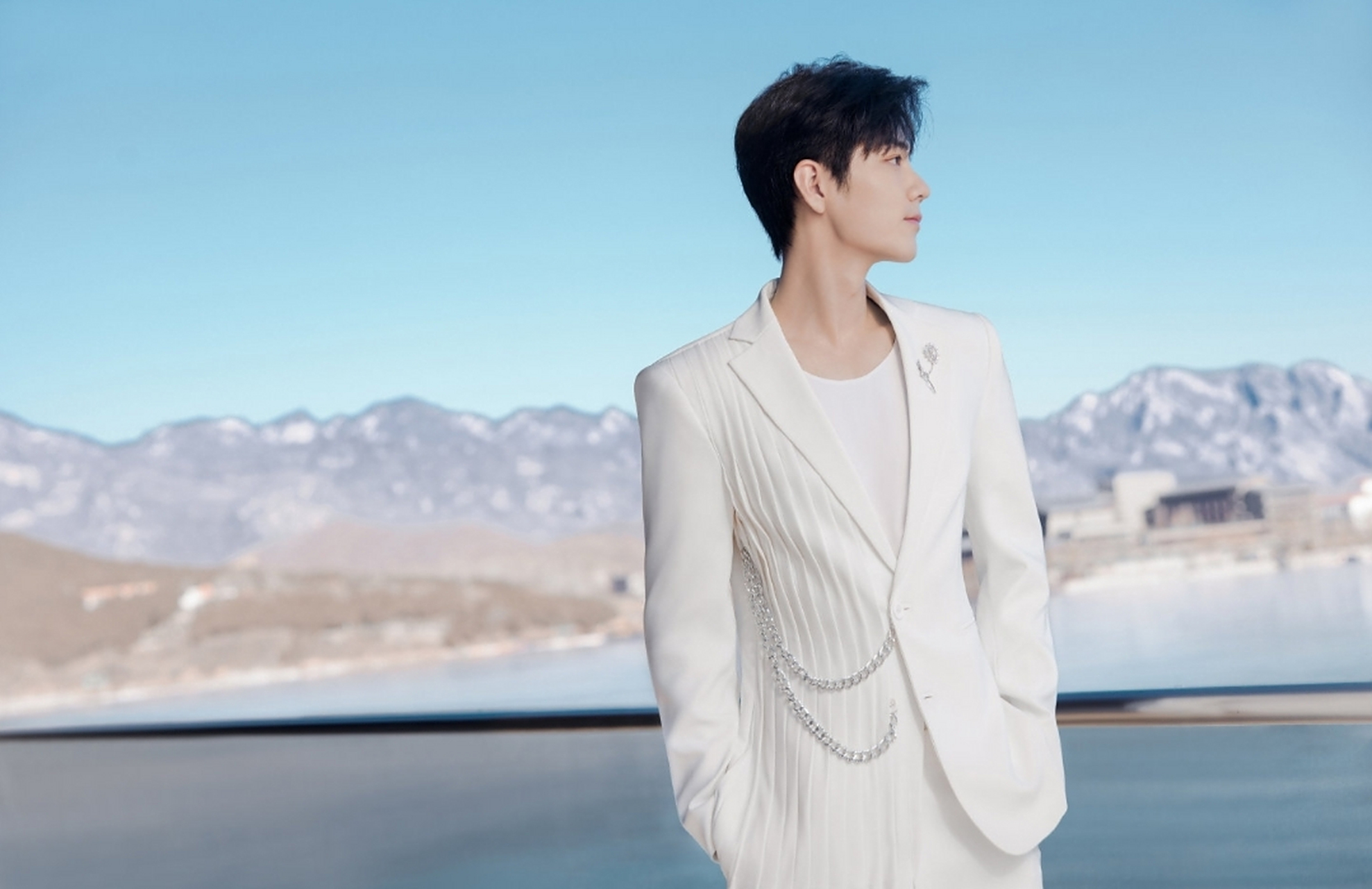 肖战身穿白色西装,一身白衣装扮干净帅气,笑容治愈,宛如白马王子