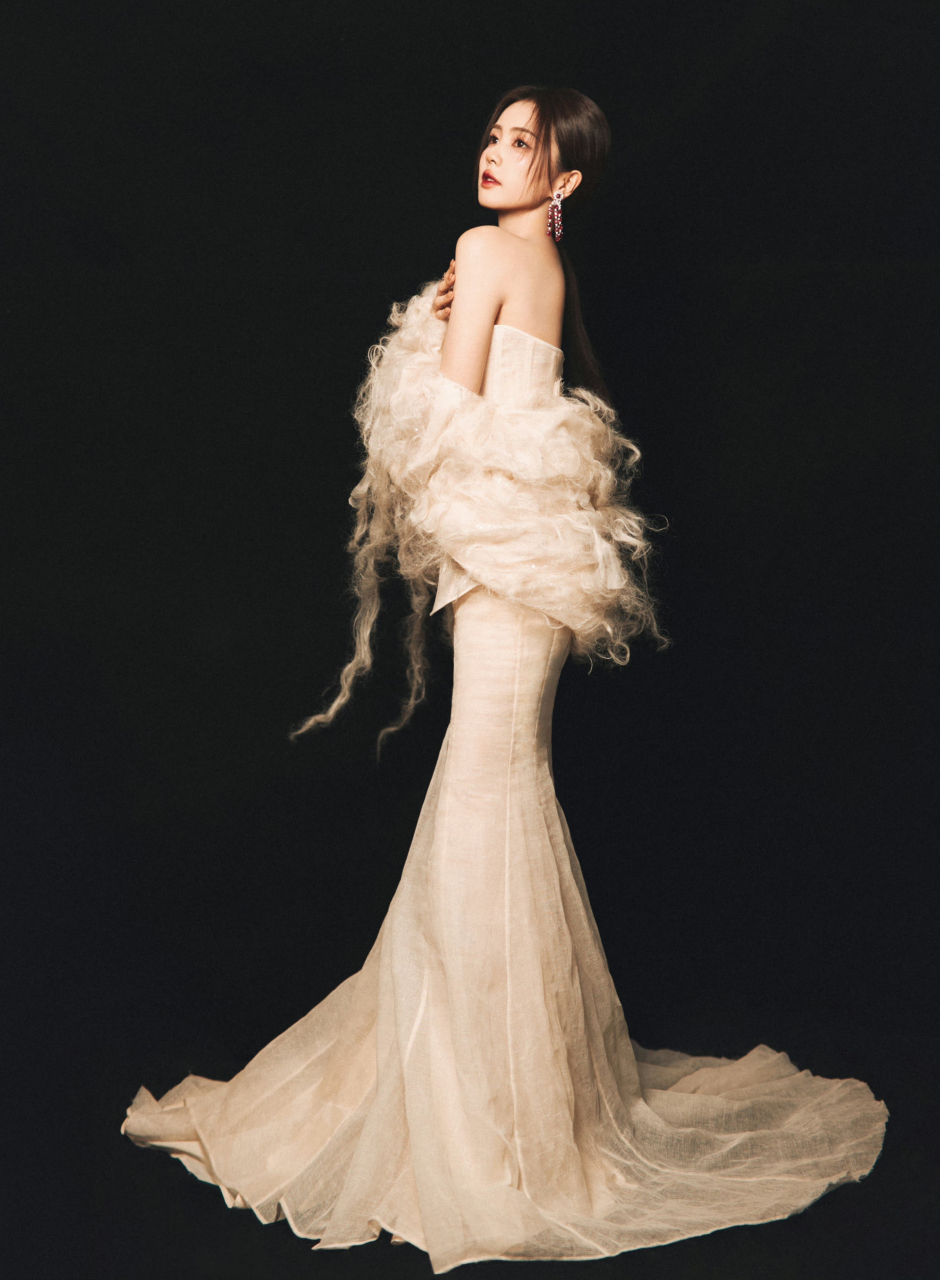 白鹿高定抹胸薄纱礼服,飘逸灵动,妆容温婉优雅,真的好美好惊艳!