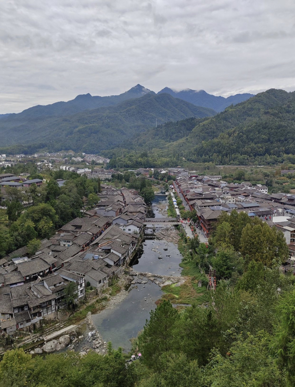 青木川古镇,位于陕西省汉中市宁强县,是一个充满历史韵味和自然美景的