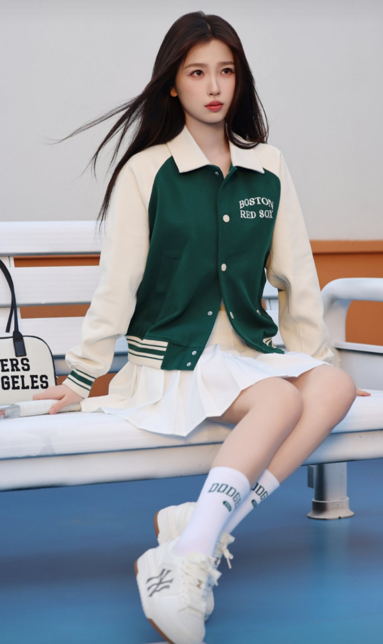 虞书欣棒球服搭配白色短裙好迷人,笑容甜美,青春靓丽!