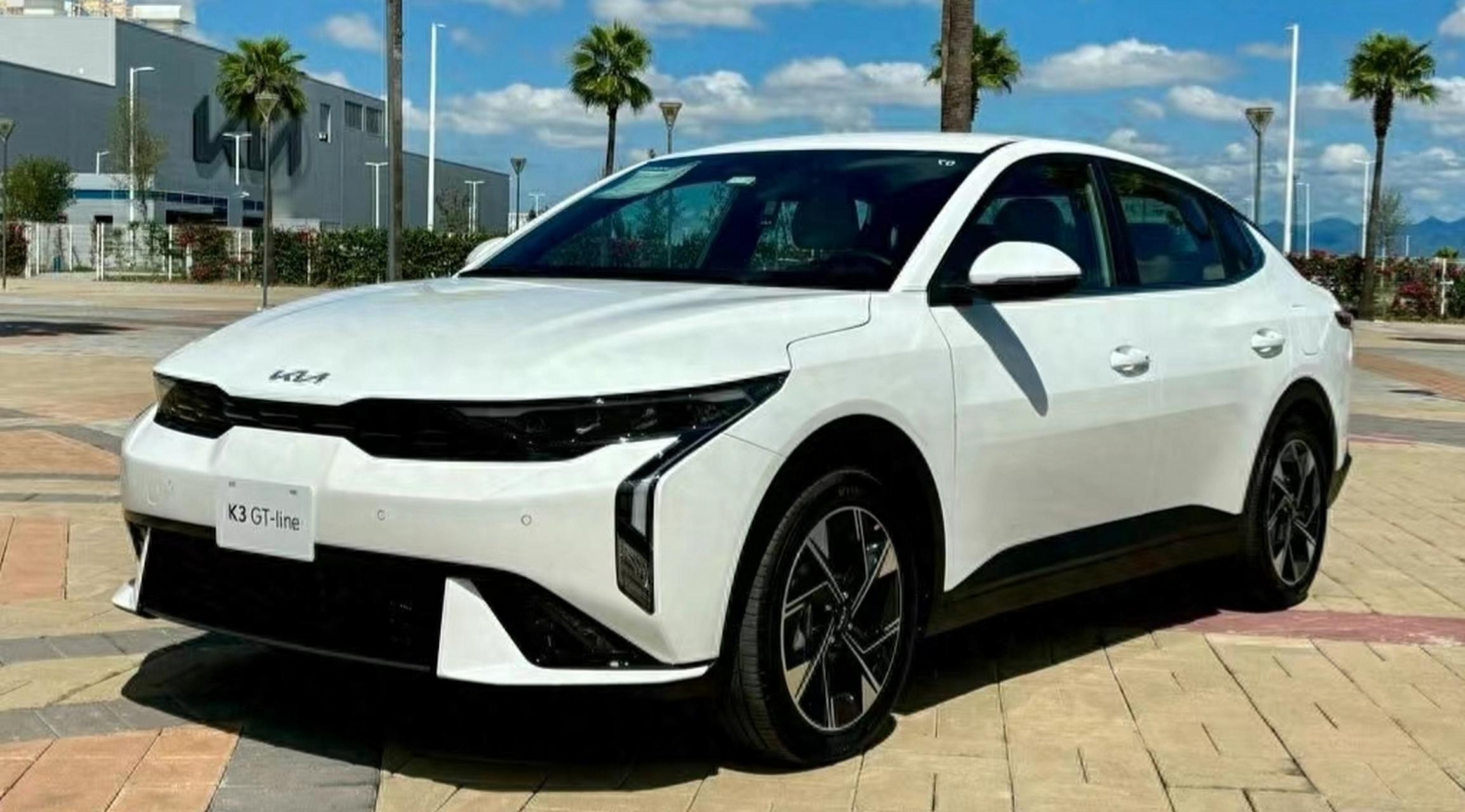 新一代起亚k3亮相海外,内外饰都采用了最新的家族式设计理念,整体风格