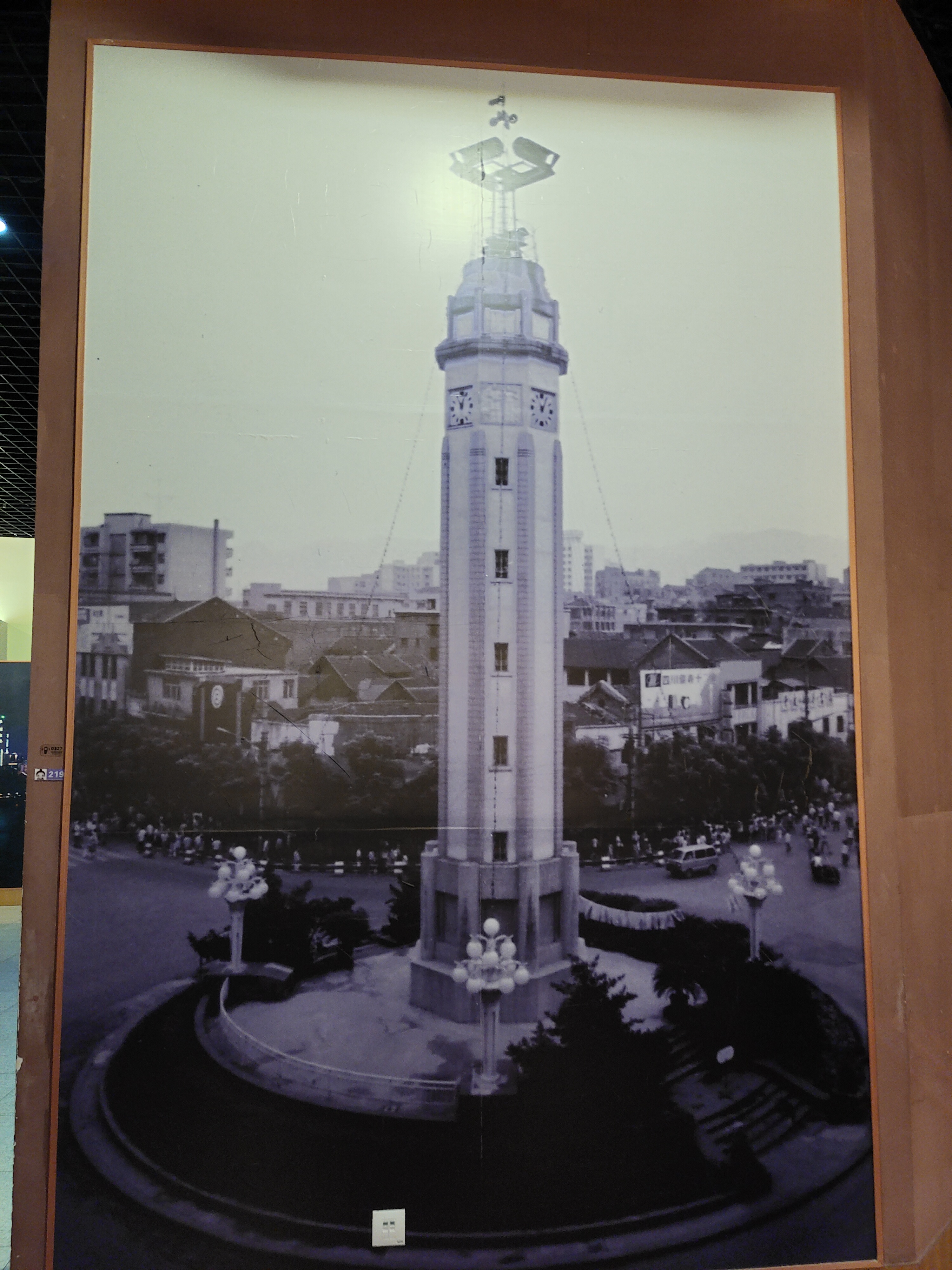 解放碑是重庆的标志性建筑