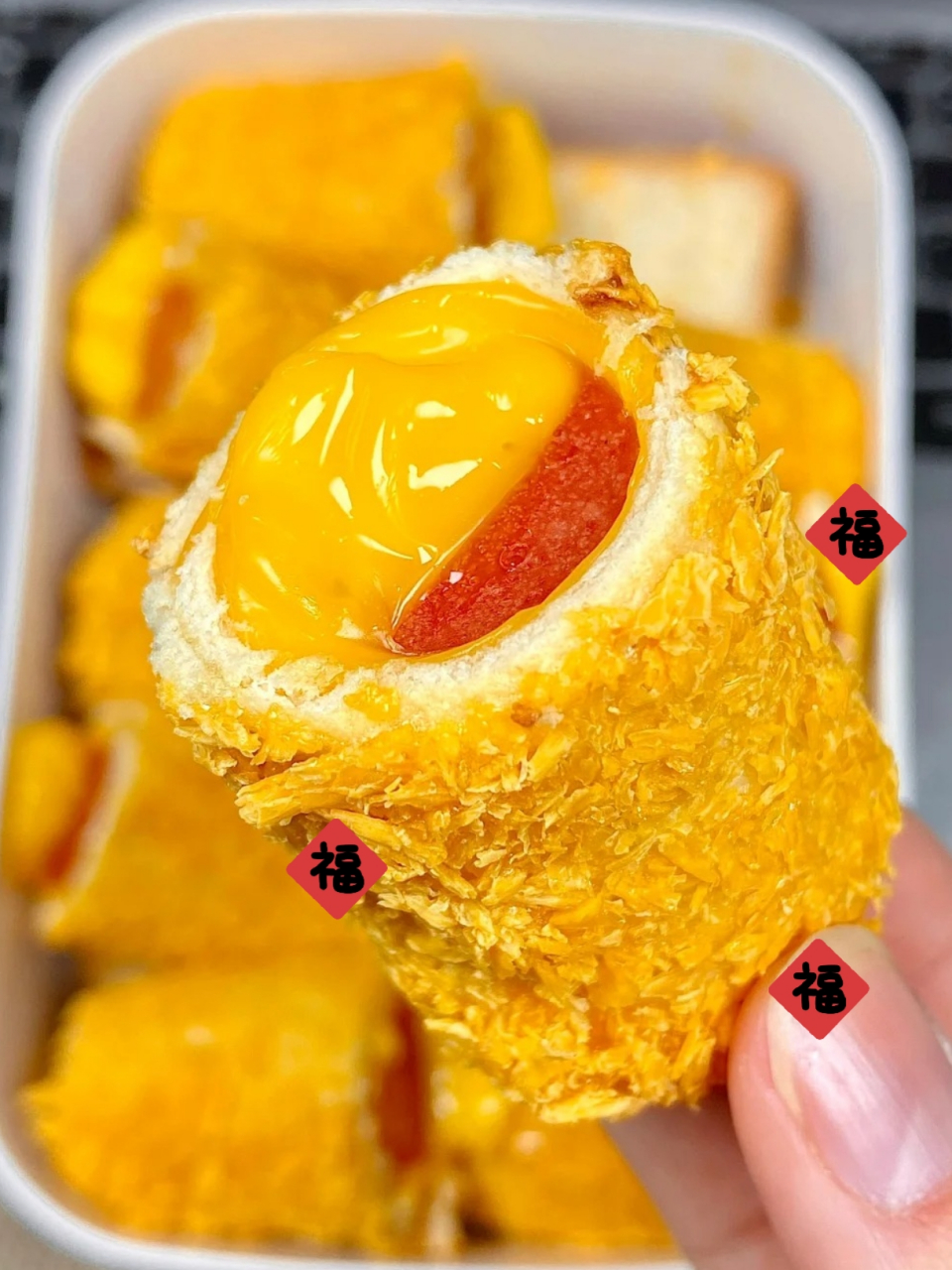 巨好吃的芝士火腿吐司卷,酥脆可口,一口咬下去就有爆浆芝士和火腿肠.