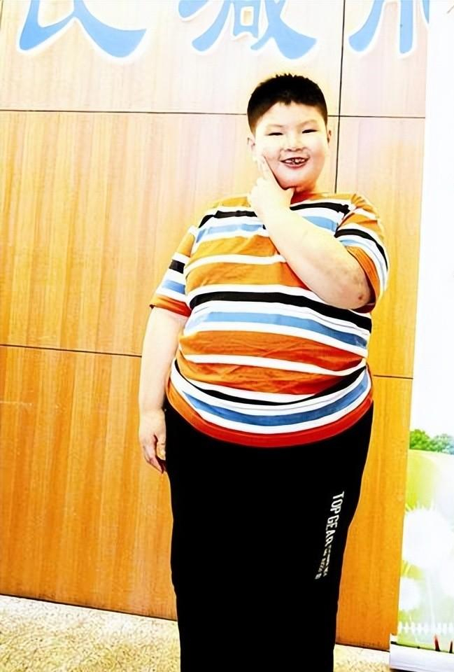 纪实:不给吃就发飙!那个6秒吞一碗粉,14岁300斤男孩,如今怎样