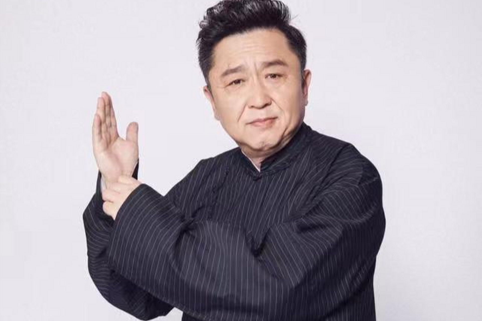 于谦因《大褂》获奖引争议,一句"从小穿到大"掀起波澜.