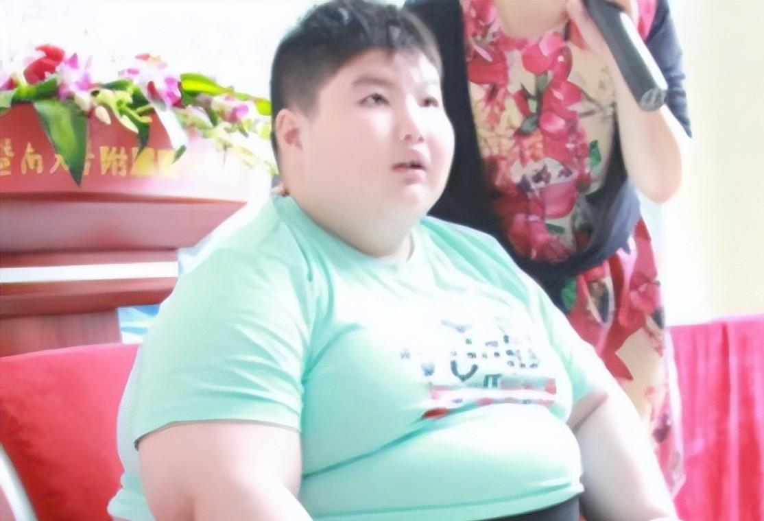 纪实:不给吃就发飙!那个6秒吞一碗粉,14岁300斤男孩,如今怎样