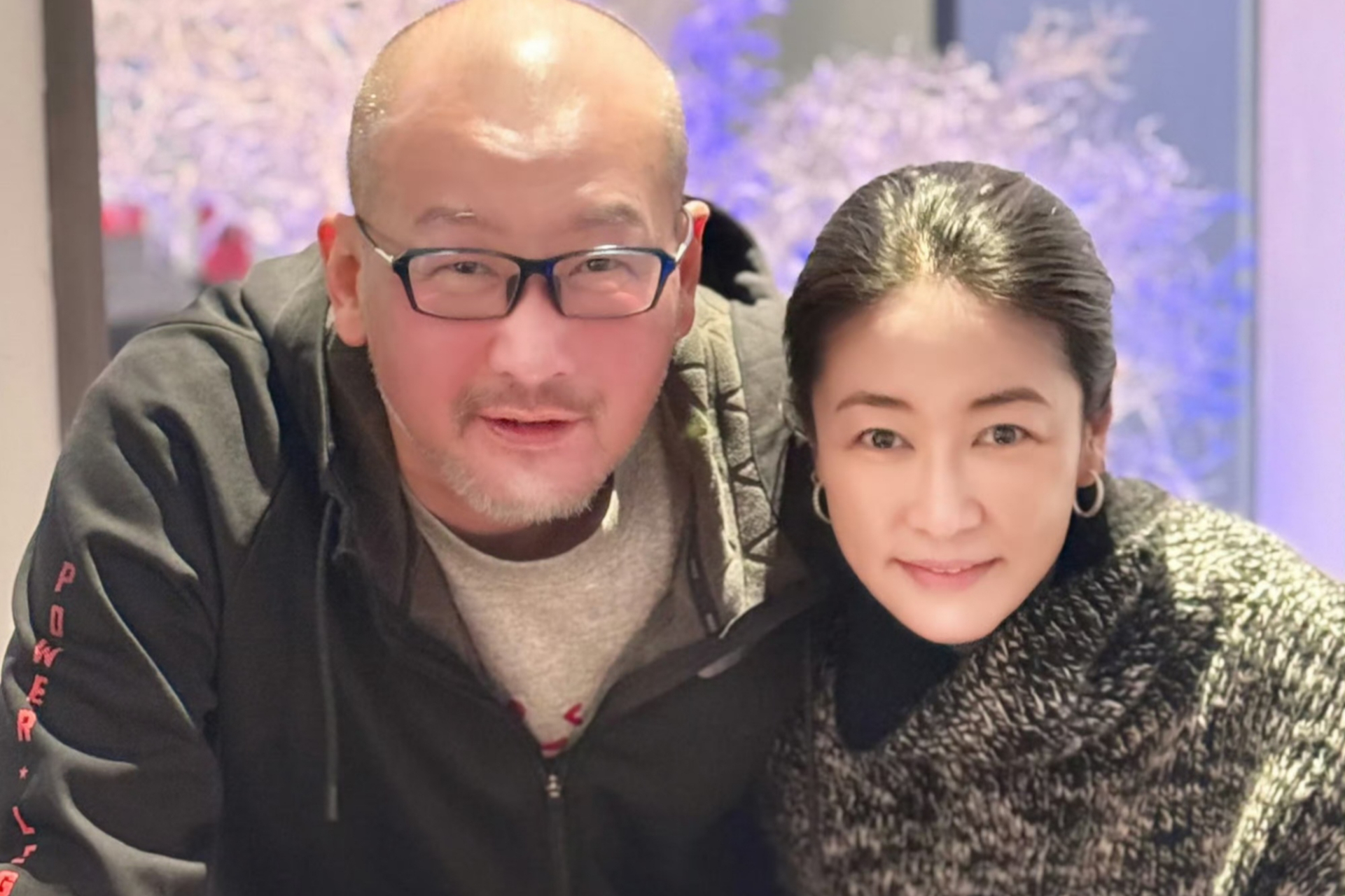 知名导演管虎和妻子梁静迎来19周年结婚纪念日,女方在社交媒体上晒出