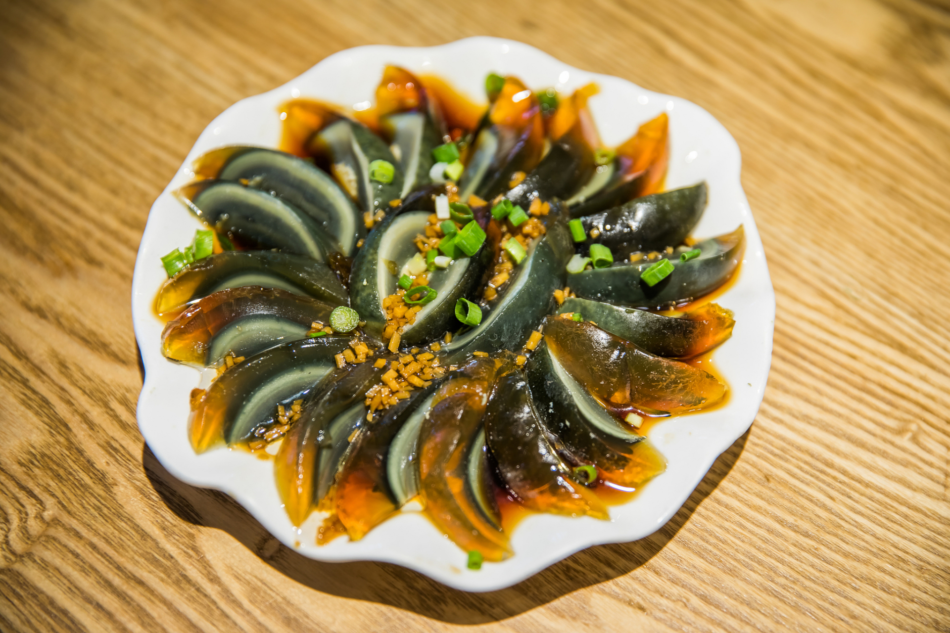 10道广受欢迎的肉类凉菜及其制作方法,包括蒜泥白肉,凉拌皮蛋肉丝