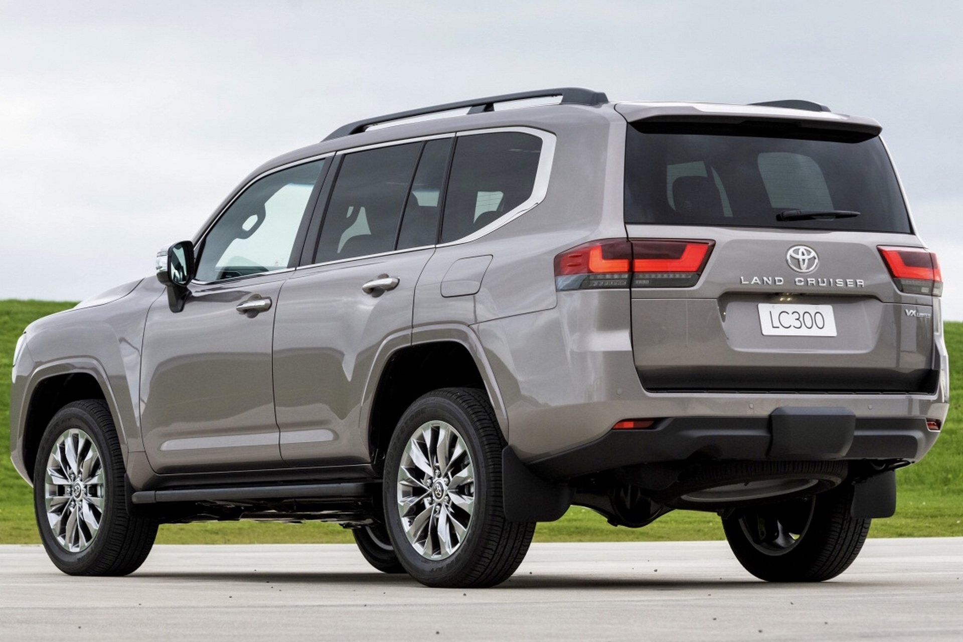 丰田的这款兰德酷路泽lc300车型,国内客户想要的话是不是只能靠进口?