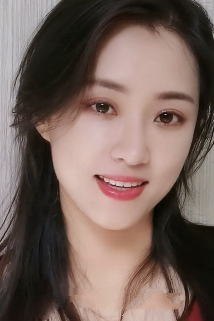 今天我们来聊一聊一位特殊的网红,她就是网红美女——三妮阿姨.