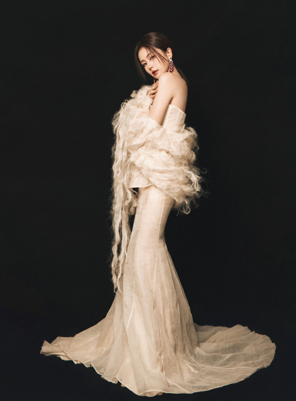 白鹿高定抹胸薄纱礼服,飘逸灵动,妆容温婉优雅,真的好美好惊艳!