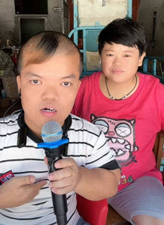 回顾20岁美少女执意嫁网红侏儒,结婚10年生两个孩子,现在生活怎样