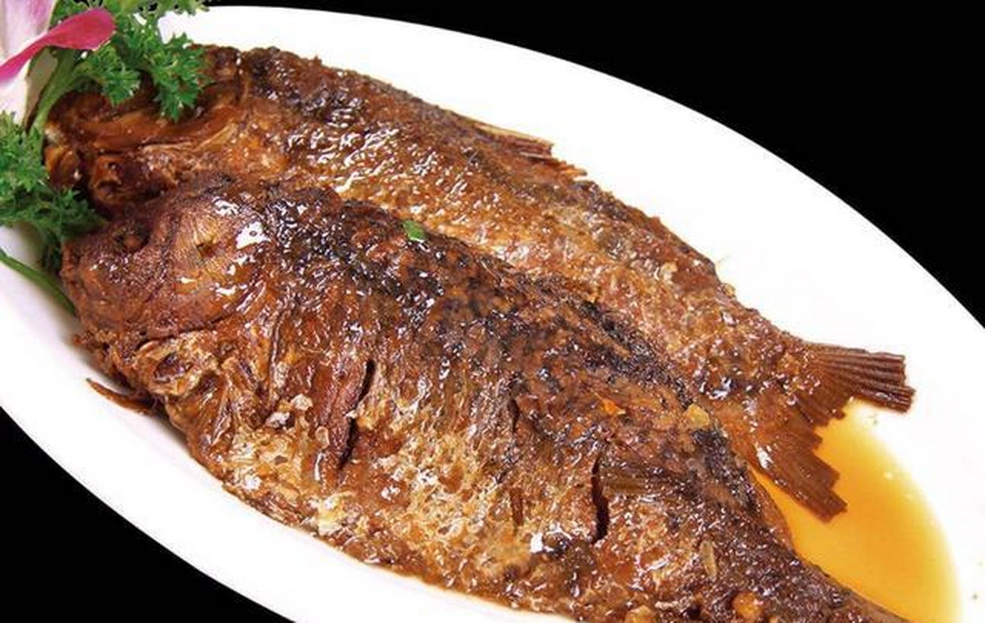 五香酥鱼是一道色香味俱佳的传统名菜,需要选用草鱼作为主料,经过腌制