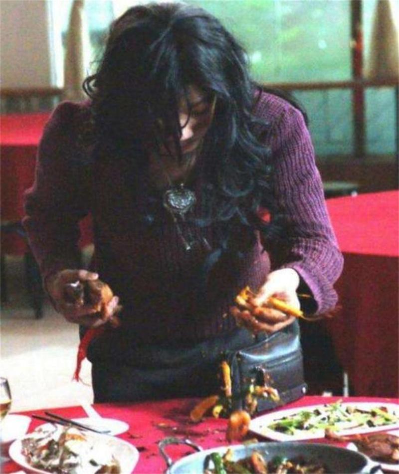 回顾第一懒人杨锁究竟有多懒脚不沾地吃饭靠喂23岁懒死在家中