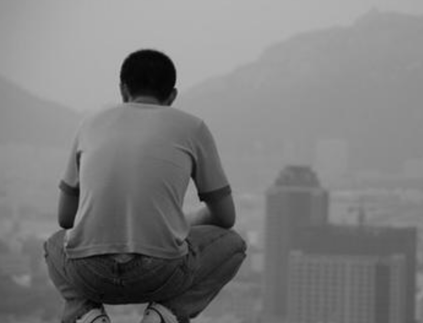 19年,一老师心灰意冷投湖自尽:跪着的老师,教不出站着的学生