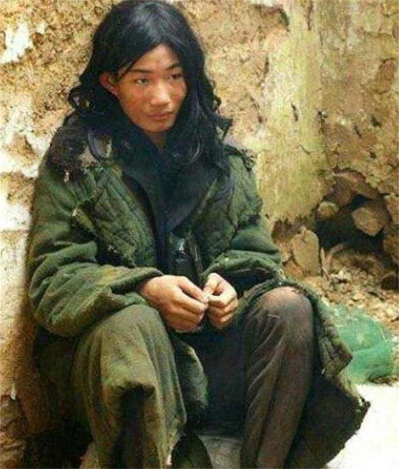 回顾第一懒人杨锁究竟有多懒脚不沾地吃饭靠喂23岁懒死在家中