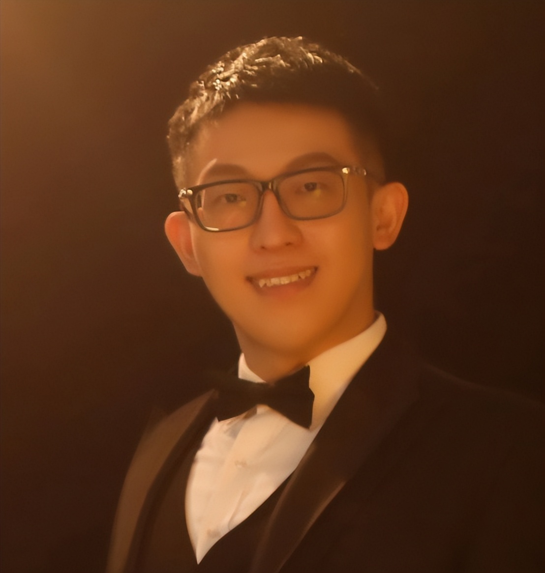 90后男教授因颜值走红,俊秀儒雅更显年轻有为,重要学历不一般