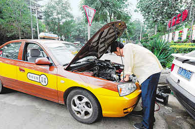 據那名司機回憶:當時車開到與王府鎮相鄰的一家衛生院,胡海把曹瑩抱