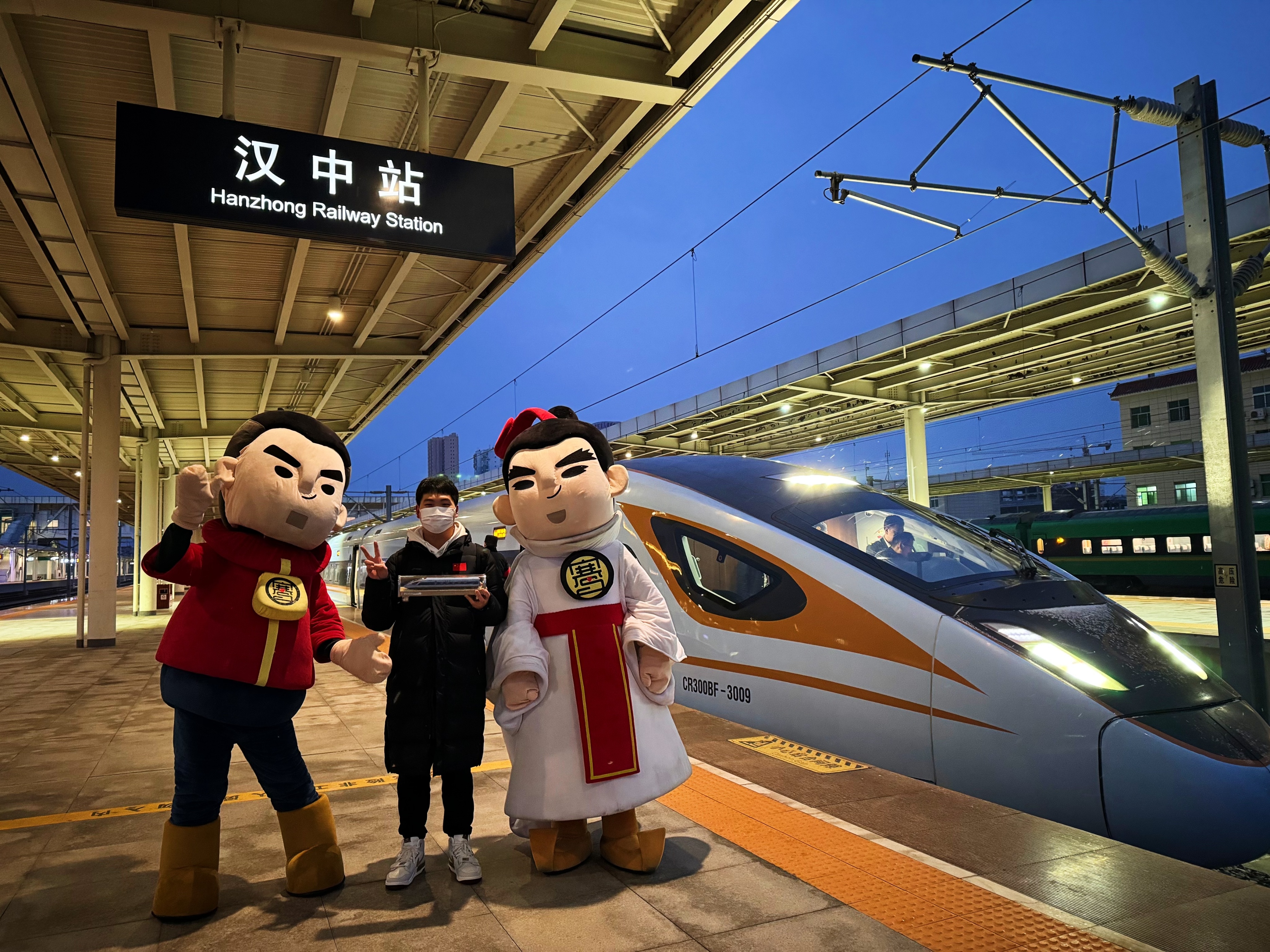 西安站首趟去往汉中的动车组正式开行