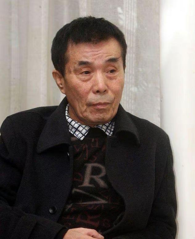 著名艺术家何庆魁带女性友人旅行举止亲昵女方气质出众颜值高