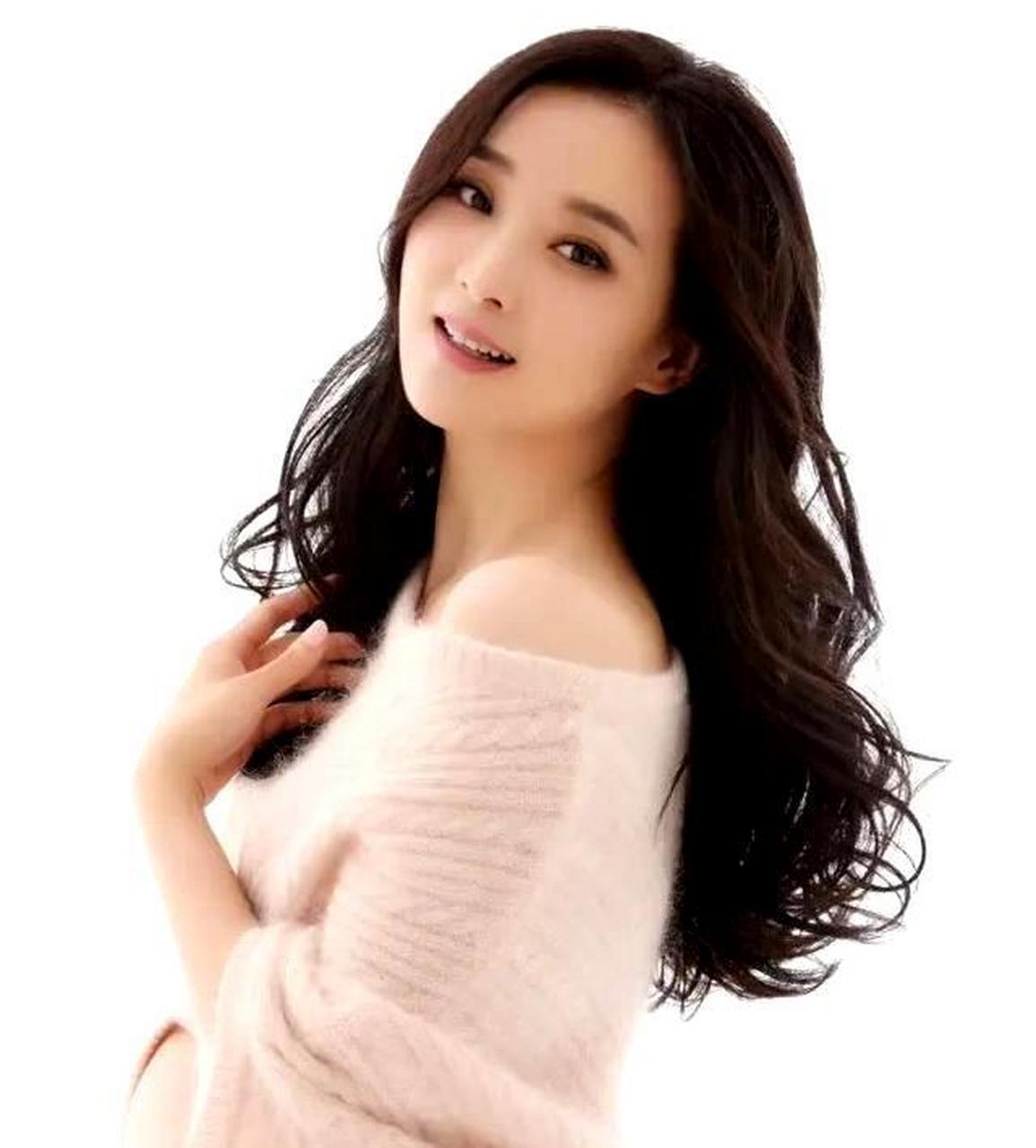 王艳和赵敏芬在剧组相遇,建立了超越年龄的深厚友情.