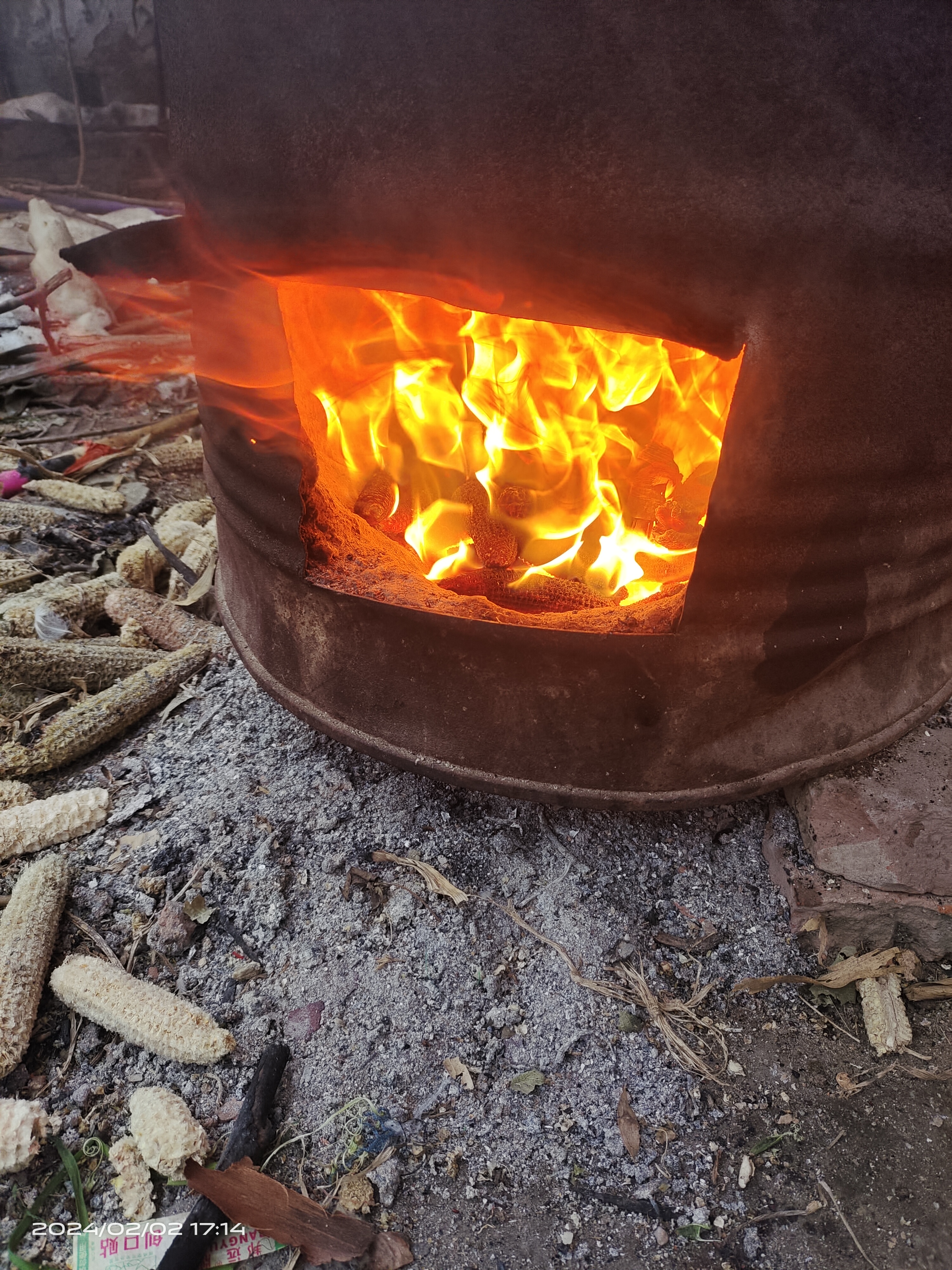 新年里,煮肉必须要烧柴火才入味