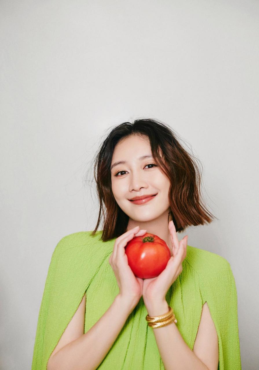 王鸥留短发还挺好看,笑容明媚,又美又温柔.
