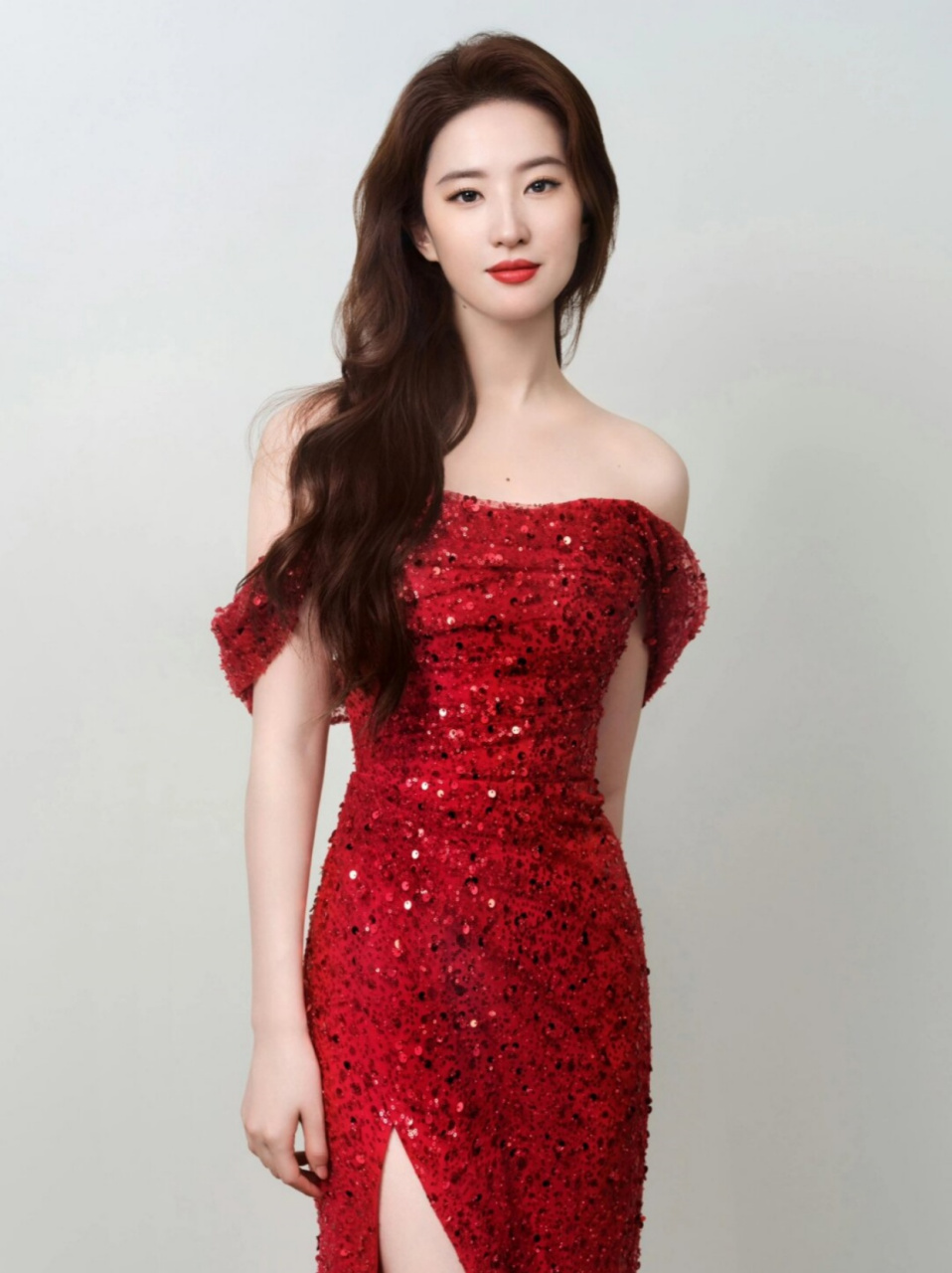 刘亦菲开叉抹胸红裙造型,又美出新高度了~  刘亦菲在最新一组工作室美