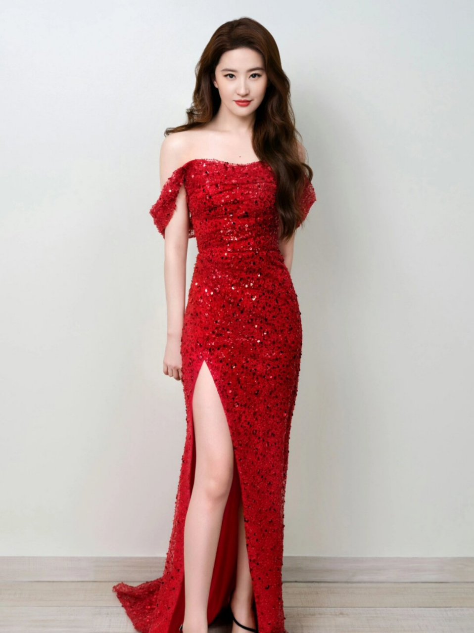 刘亦菲开叉抹胸红裙造型,又美出新高度了~  刘亦菲在最新一组工作室美