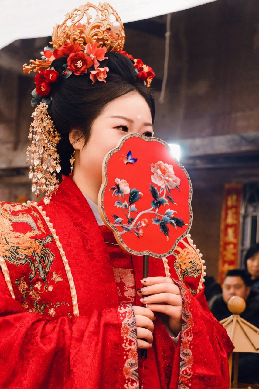 相比西式婚礼,汉服婚礼更加注重家庭和亲情的传承,同时也更加注重仪式